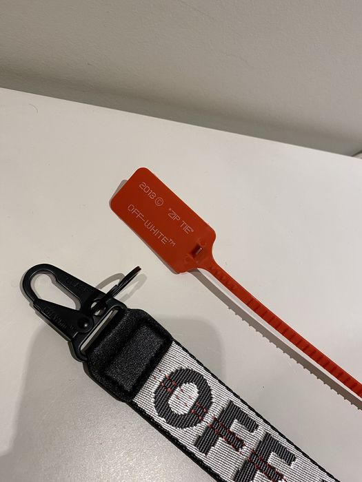 Off-White Keychain cinza