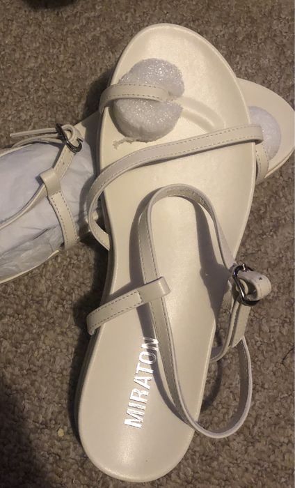 Продам босоніжки.