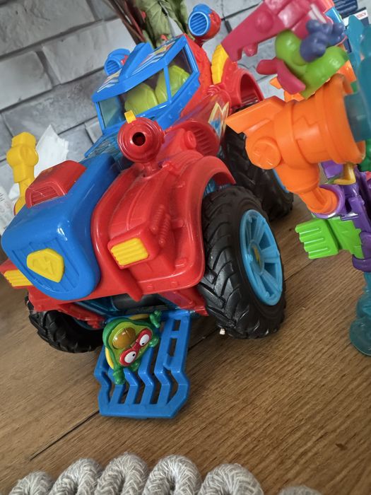 Super things / super zings samochod i figurki
