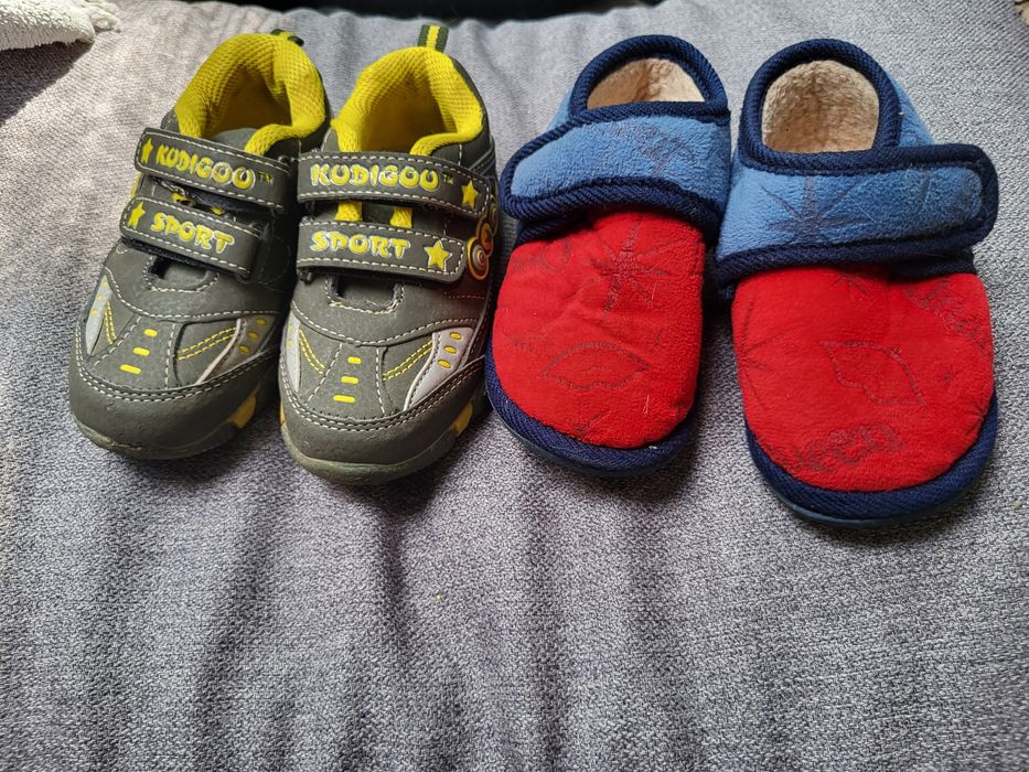 Кросівки и тапулі 24-25