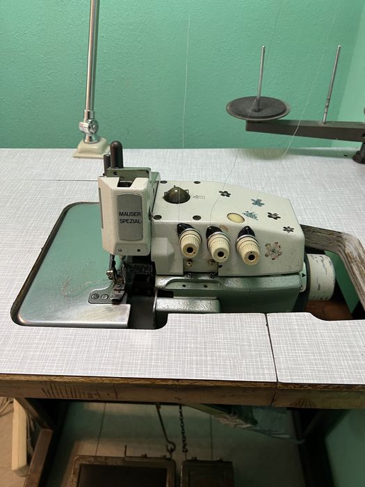 Оверлок  3-х нитка Маузер, машинка швейна пром Сінгер, закрійний стіл
