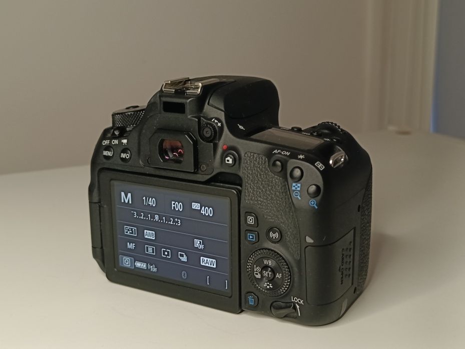 Canon EOS 77D, lustrzanka