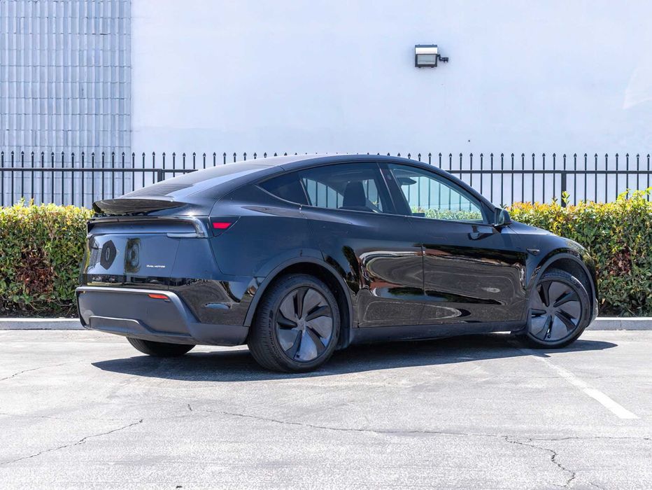Tesla Model Y Long Range      2026