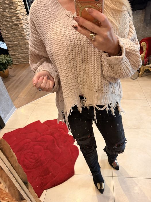 Beżowy miękki sweter o grubszym splocie