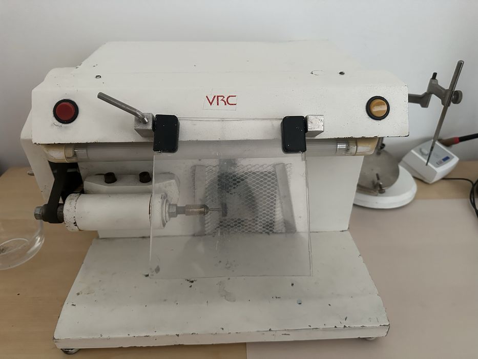 Maquina de corte para laboratorio dentario