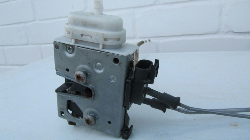 Замок передней правой и задней правой двери Audi A8 D2 1994-2002