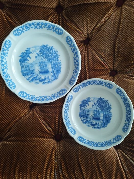 Pratos antigos (8+4) de porcelana da Fábrica de Loiça de Sacavém