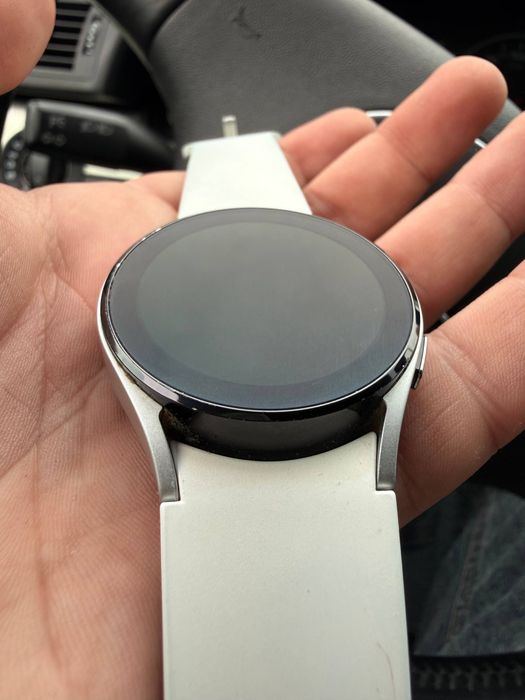 Samsung Galaxy Watch 4, 40mm, колір Silver з білим силіконовим ремінцем