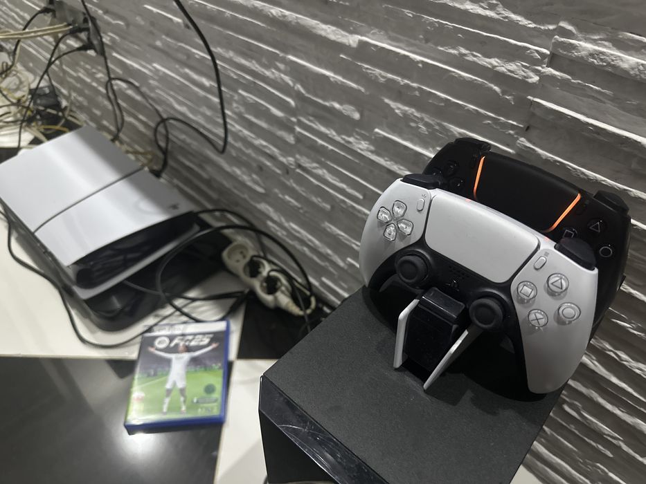 Playstation 5 Slim gwarancja 1T Dual+ 2 pady FIFA 2025 Stacja ładująca