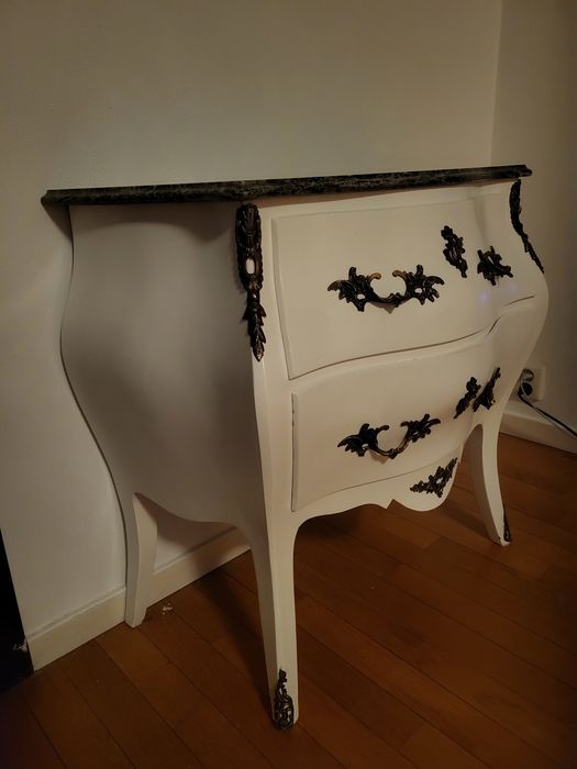 Komoda brzuchatka biała