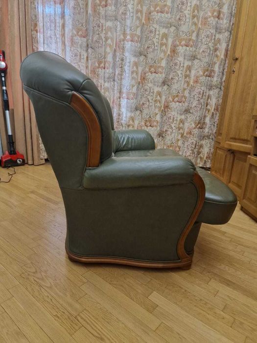 Диван шкіряний 2-місний, зелений, у відмінному стані