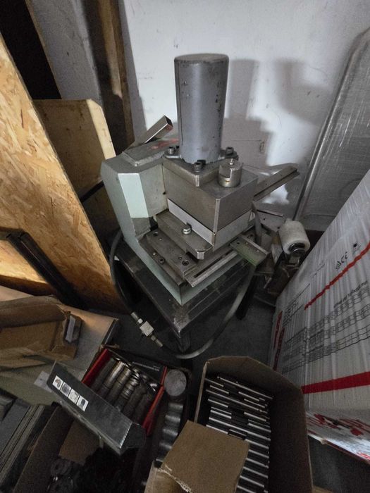 Wykrawarka naroży do blach - do warsztatu / produkcij