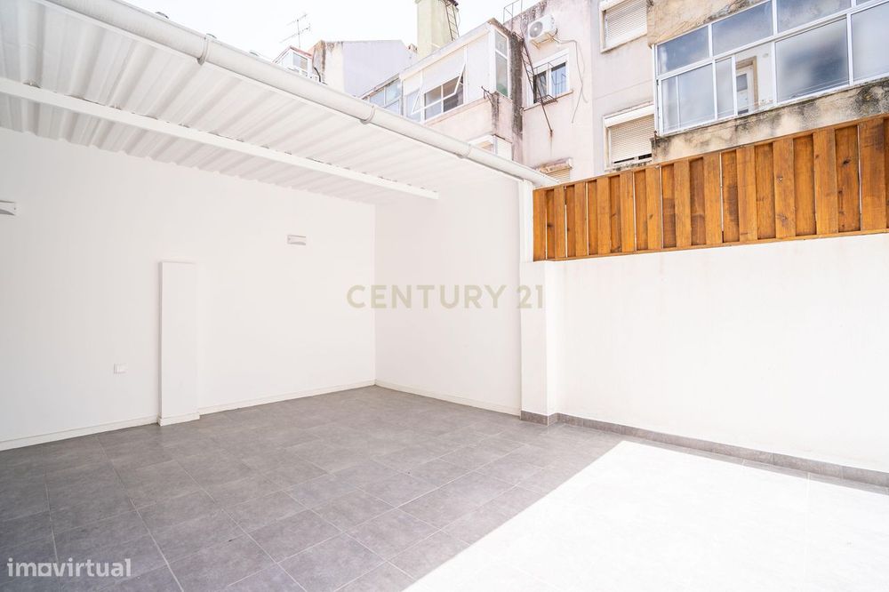 Apartamento Remodelado em Moscavide, Loures - 2 Quartos com Terraço