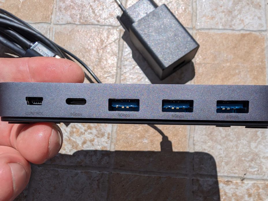 Vendo KVM Ugreen para teclado e rato (não inclui video) mais carregador usado