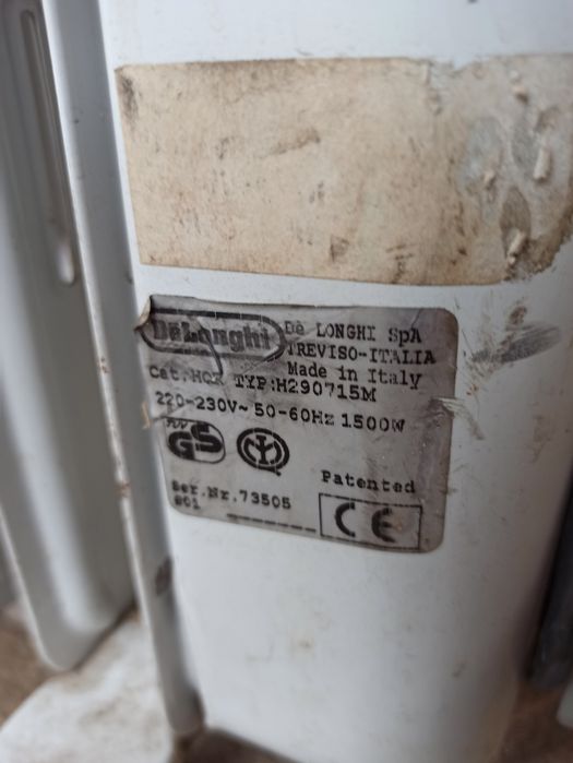 Масляный обогреватель Delonghi.