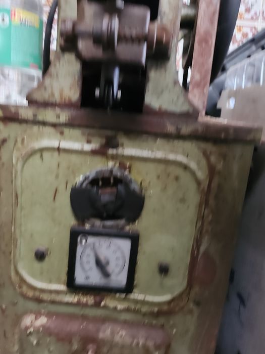 Máquina de Coser - PARA PEÇAS (avariada)