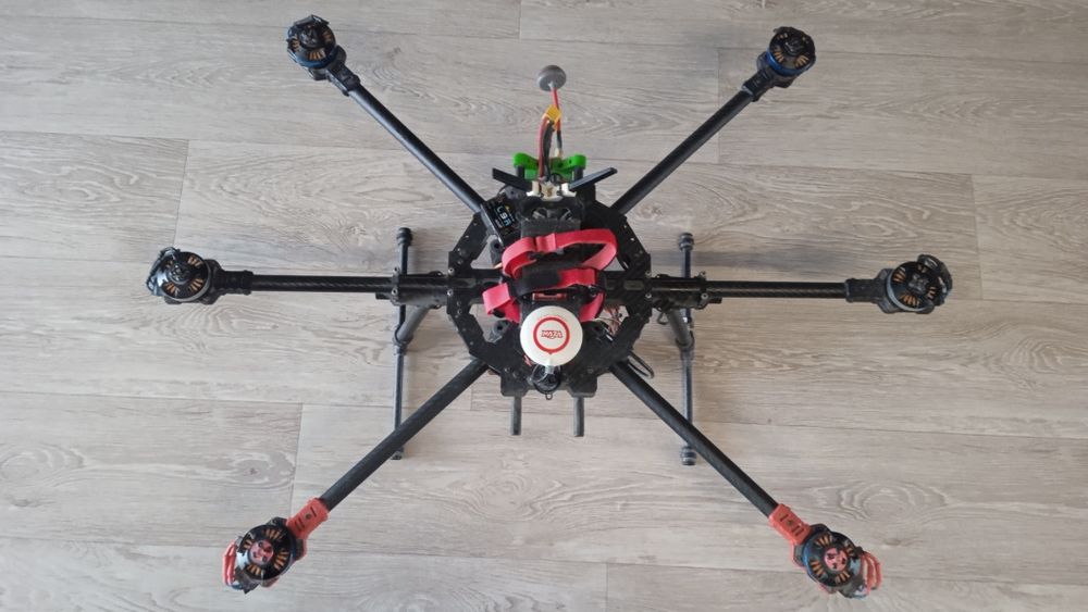 Duży dron typu HEXACOPTER – solidna konstrukcja, gotowy do pracy