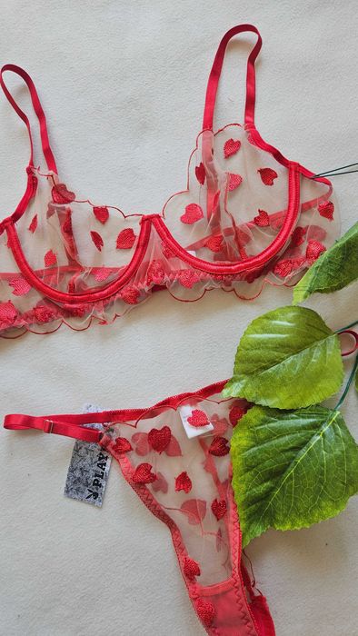 NOWY komplet bielizny Playboy biustonosz stringi w serduszka seksowna bielizna biustonosz stringi stanik majtki