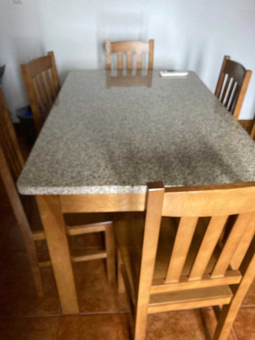 Mesa, frigorífico e sofá