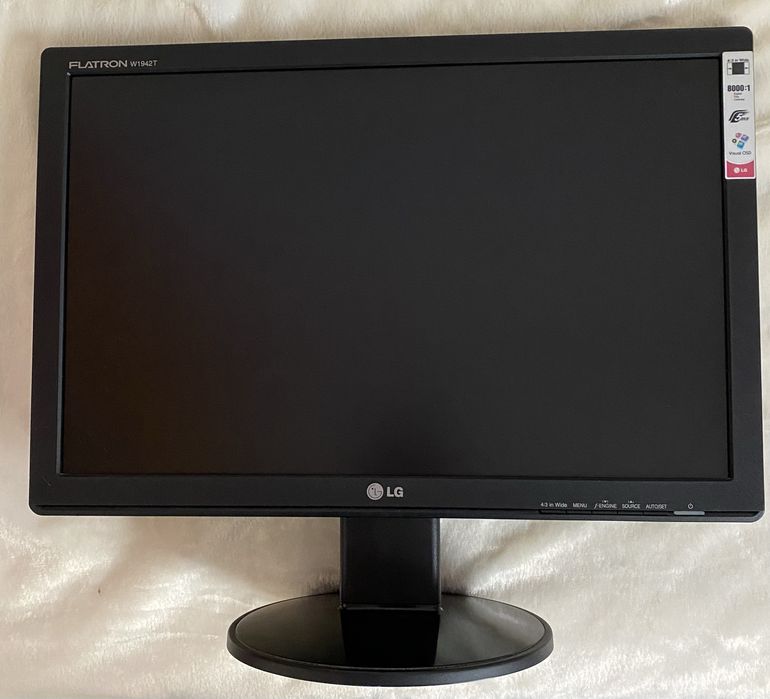 Системний блок, монітор, клавіутура, шнури, мишка, ковиик