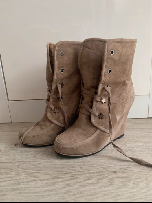 Buty zamszowe na koturnie