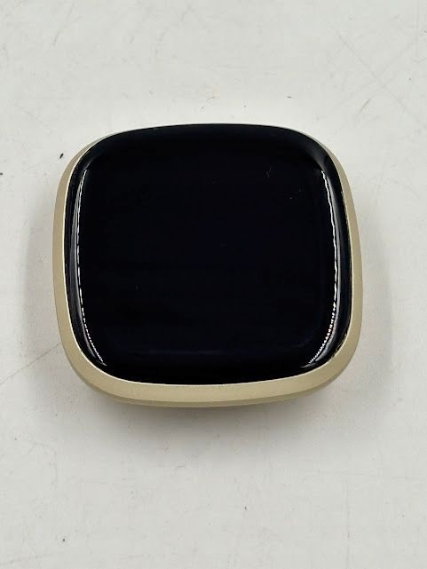 uszkodzony smartwatch fitbit versa 3 złoty bluetooth pulsometr