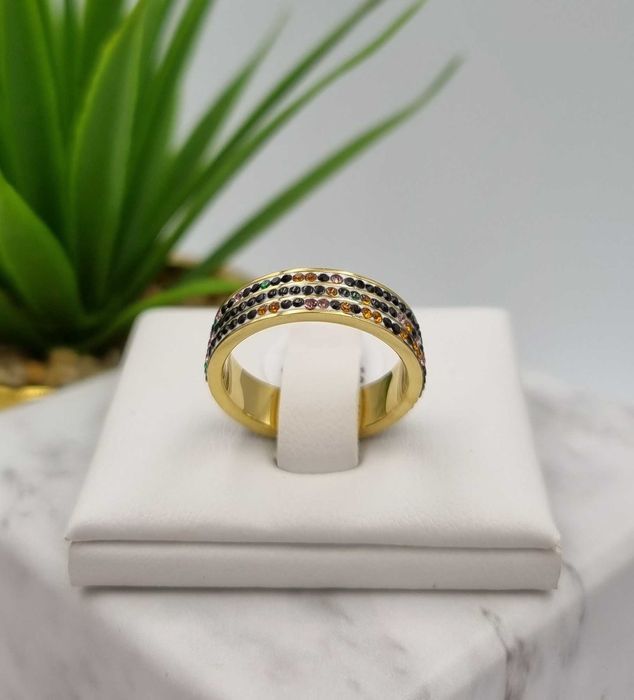 Pierścionek z kolorowymi kamyczkami stal chirurgiczna średnica 1,8 cm