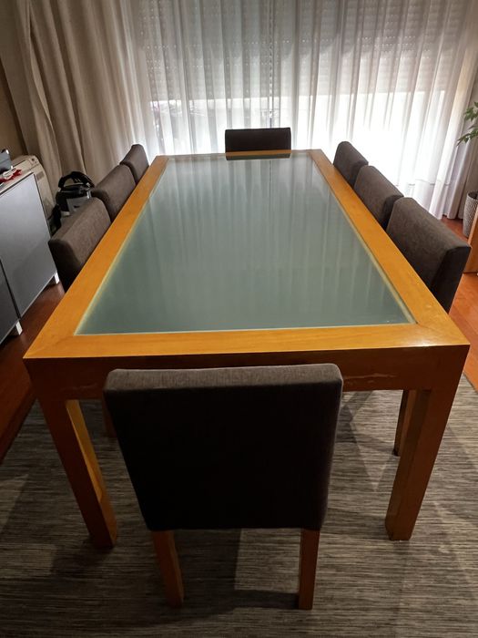 Mesa 8 lugares com tampo de vidro