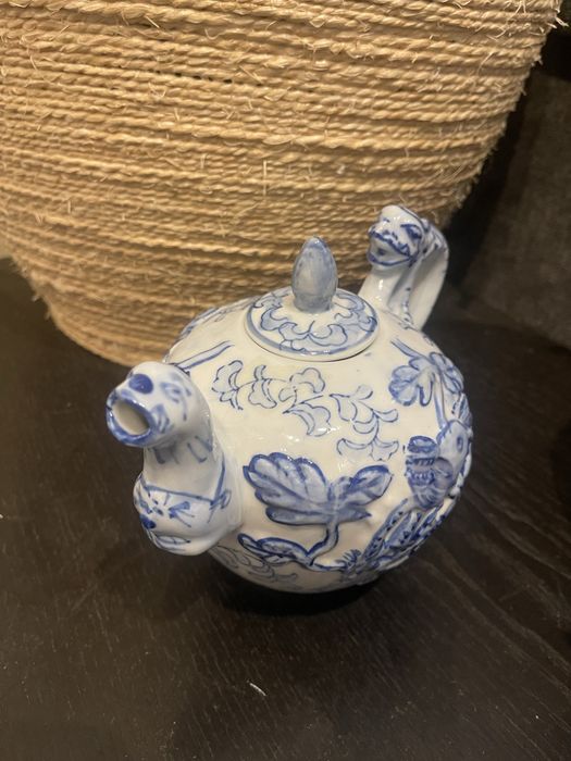 Bule Chinês "Dragão" em Relevo – Azul e Branco (Selo Qianlong)