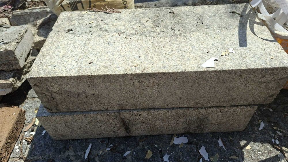 Lareira contemporânea em granito amarelo