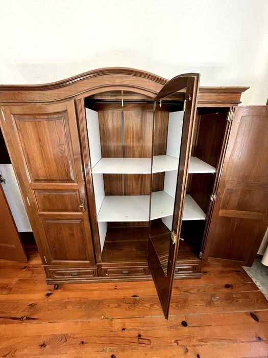 Armário / Roupeiro / Guarda-Roupa de Madeira