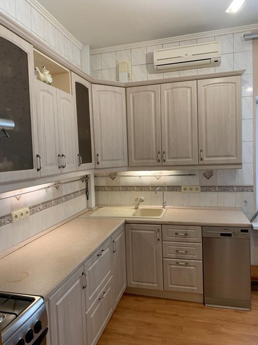 Продам угловую кухню с встроенной техникой