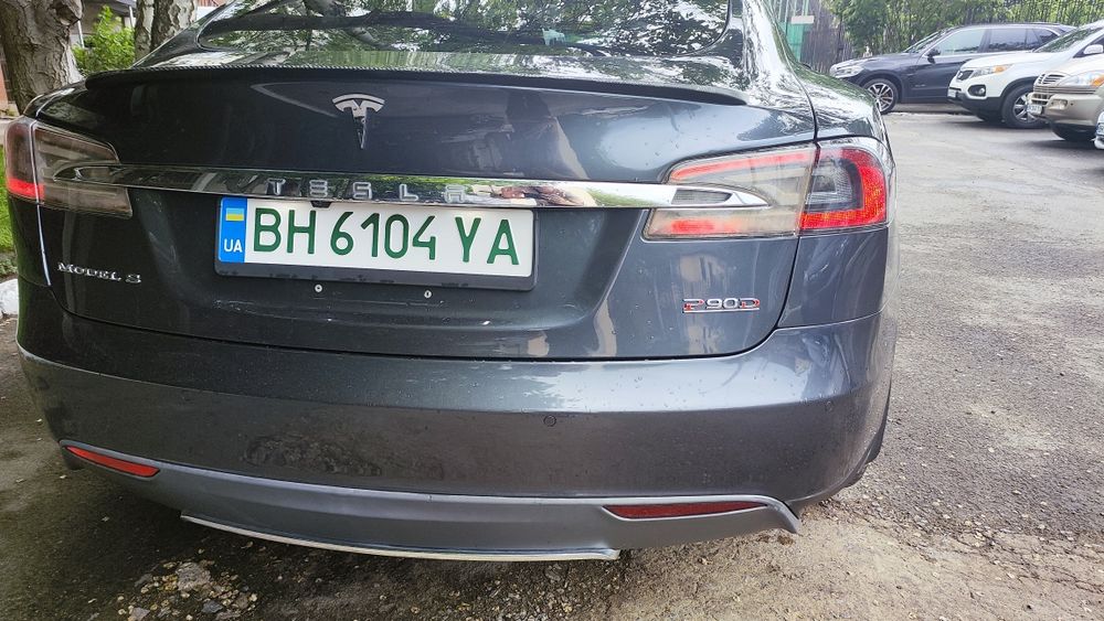 Tesla model S P90D