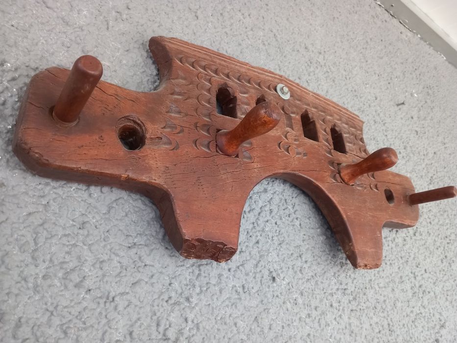 Jugo antigo mais moldura em madeira.