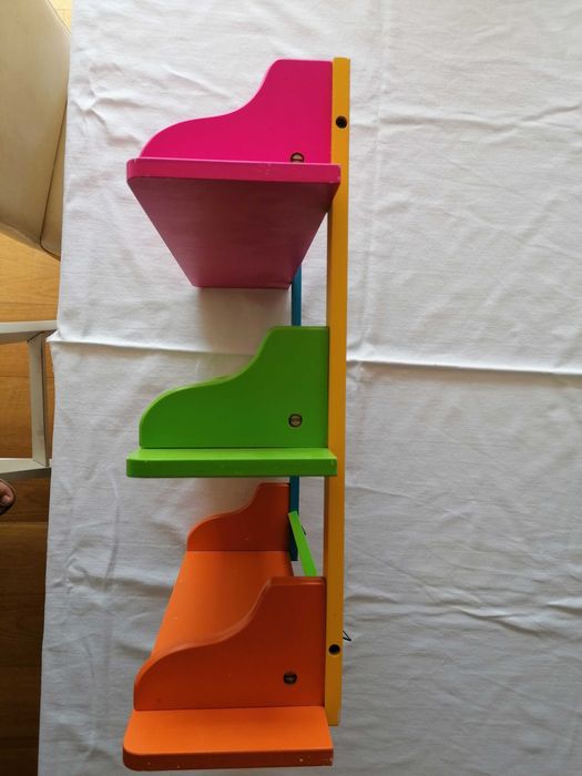 Móvel prateleiras coloridas para quarto de criança