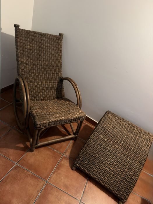 Cadeirão e uma espreguiçadeira/apoio de pernas.