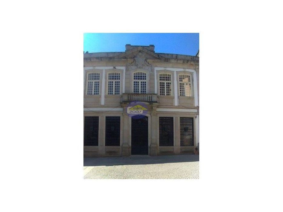 Edifício de serviços no centro de Vila Real