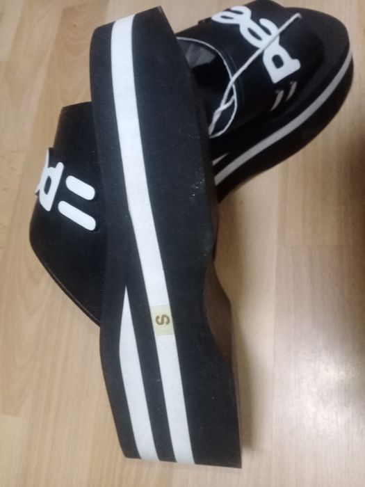 Шлепки на танкетке