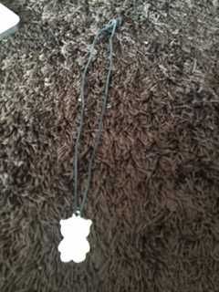 colar preto com urso prateado