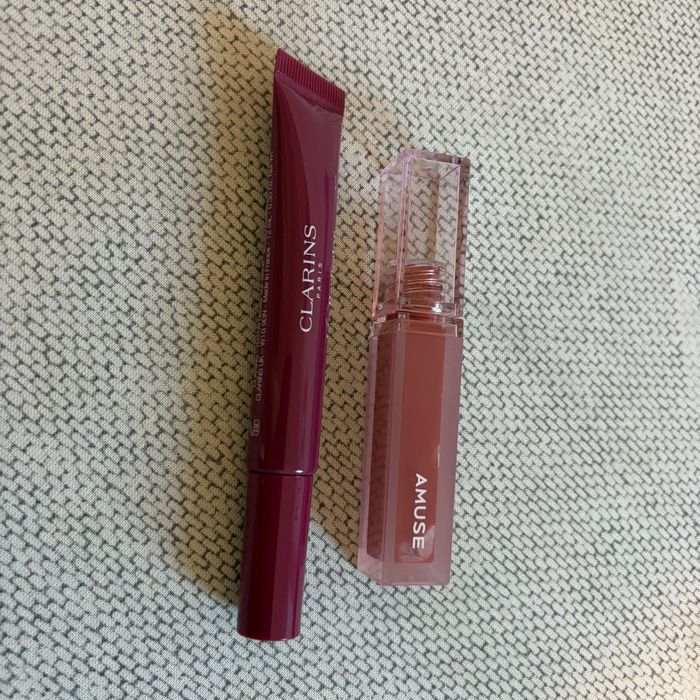 Błyszczyki do ust Clarins i Amuse