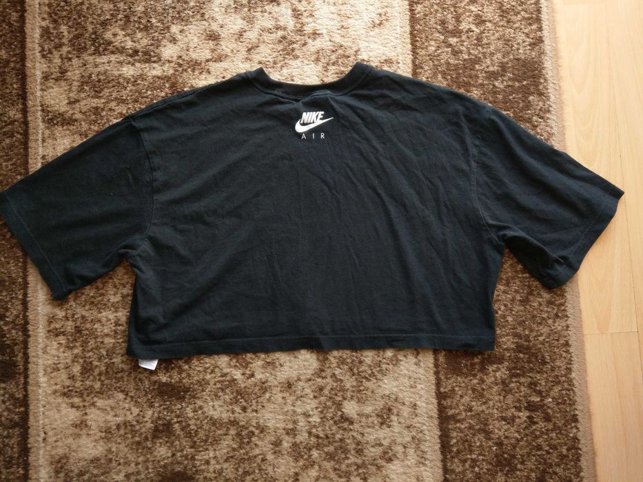 crop top  Nike central logo