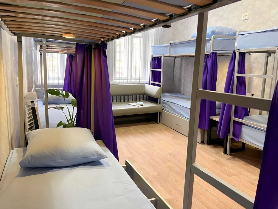 Хостел сучасний у Києві вул. Дмитрівська. Легка доступність! Світло є!