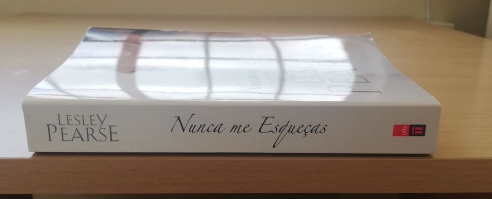 Livro "Nunca me esqueças" de Lesley Pearse