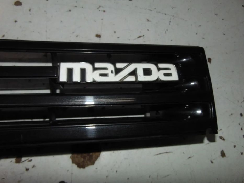 Mazda 323 grelha " nova de stock antigo