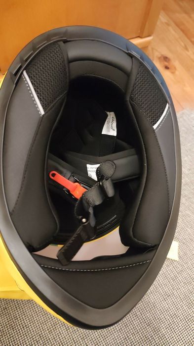 Mochila Glovo, capacete e casaco impermeável  3em1