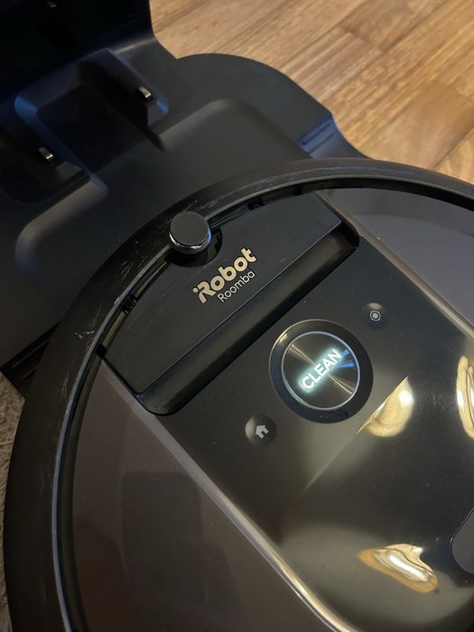 Aspirador Robot iRobot i8+ com clean base