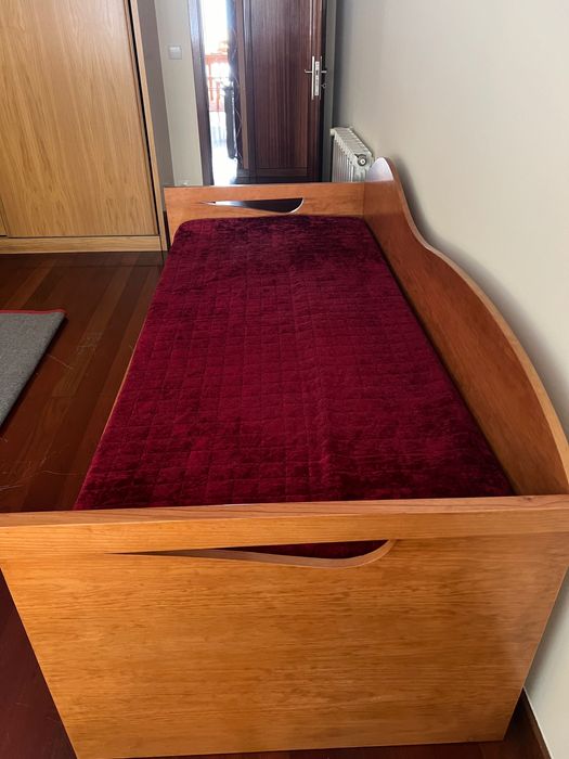 Conjunto: Cama com colchão e secretária.