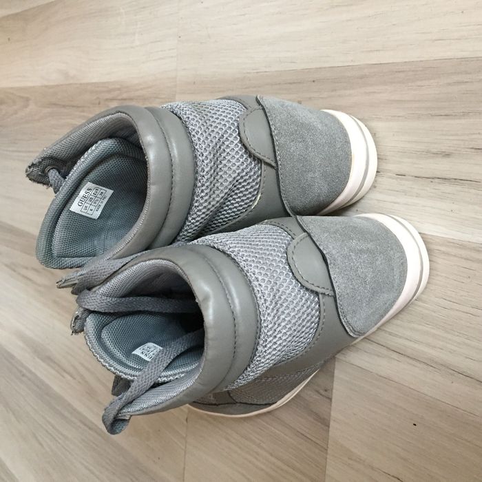 Buty Guess sneakers na koturnie