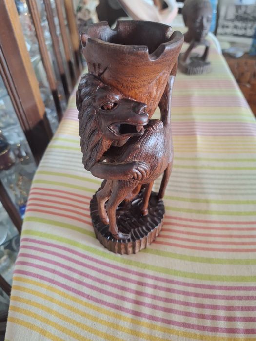 *PAU PRETO*Leão contra gazela esculpido em madeira CINZEIRO; ORIGINAL