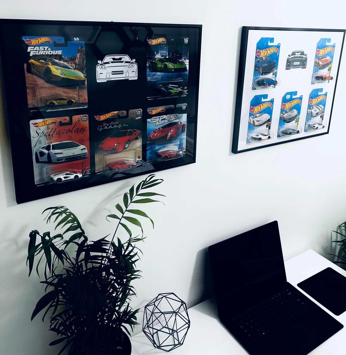 Rama półka do modeli kolekcjonerskich Hot Wheels z widocznymi kartami